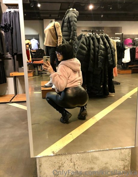 kicsilanyka naked model pictures