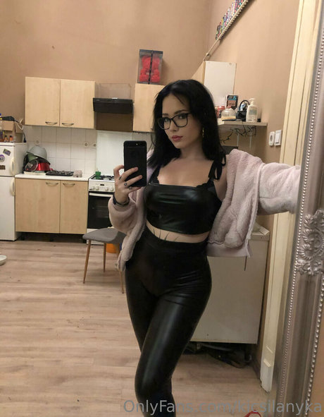 kicsilanyka adult model image