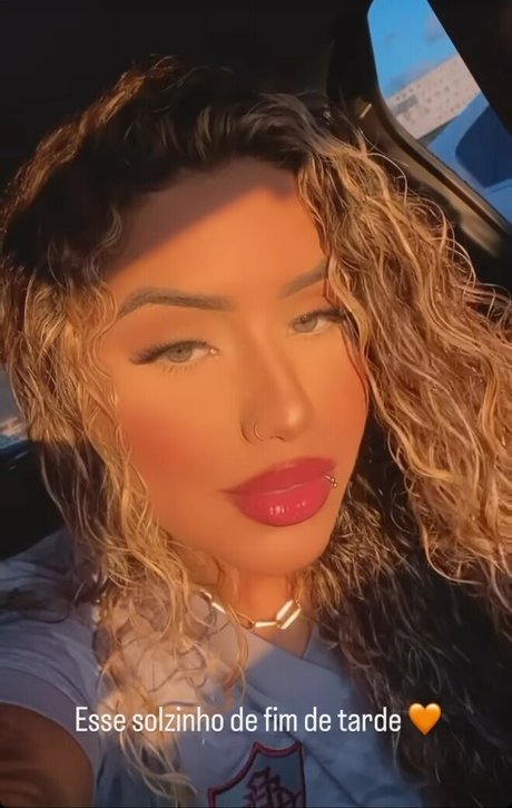 Muito Linda perfect model photos