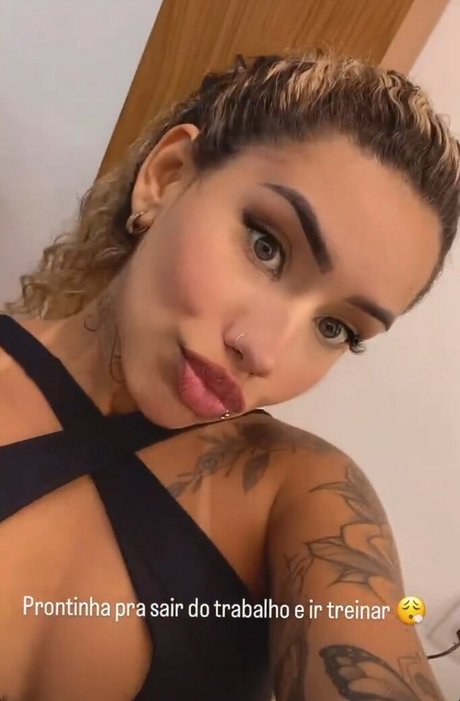 Muito Linda nude pornstar img