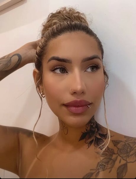 Muito Linda adult model photo