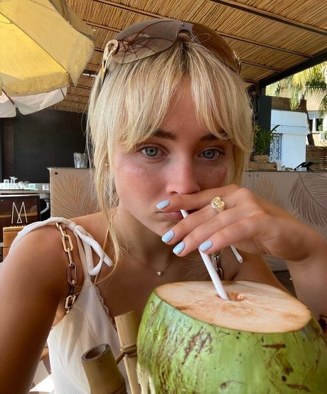 Sabrina Carpenter star top gallery