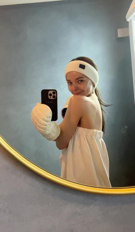 Dove Cameron star erotic img