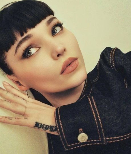 Dove Cameron art actress pictures