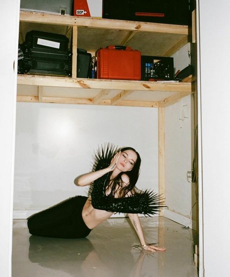 Dove Cameron pornstar gallery