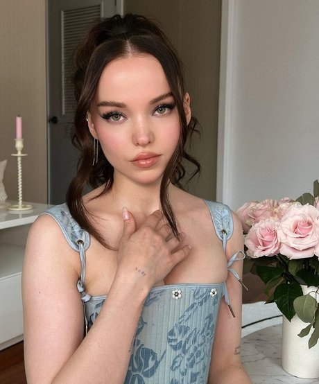Dove Cameron sexy star galleries