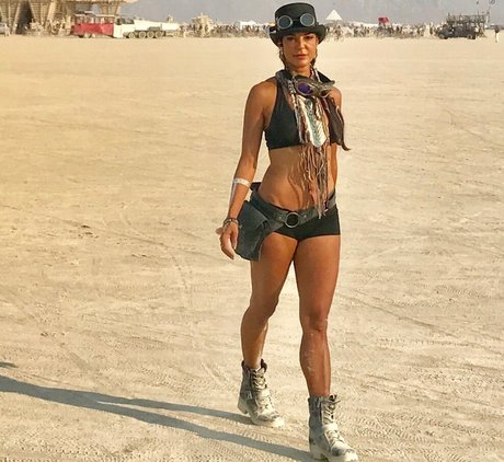 Eva LaRue naked model image