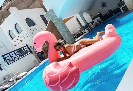 Marie Avgeropoulos hd model image