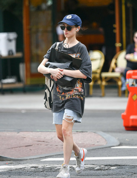 Natalia Dyer art actress pics