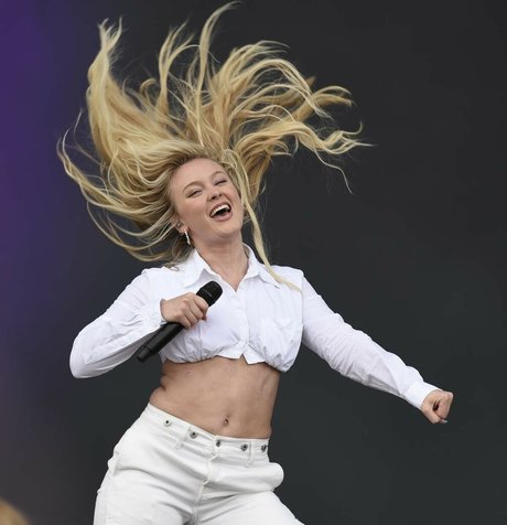 Zara Larsson model sex pics