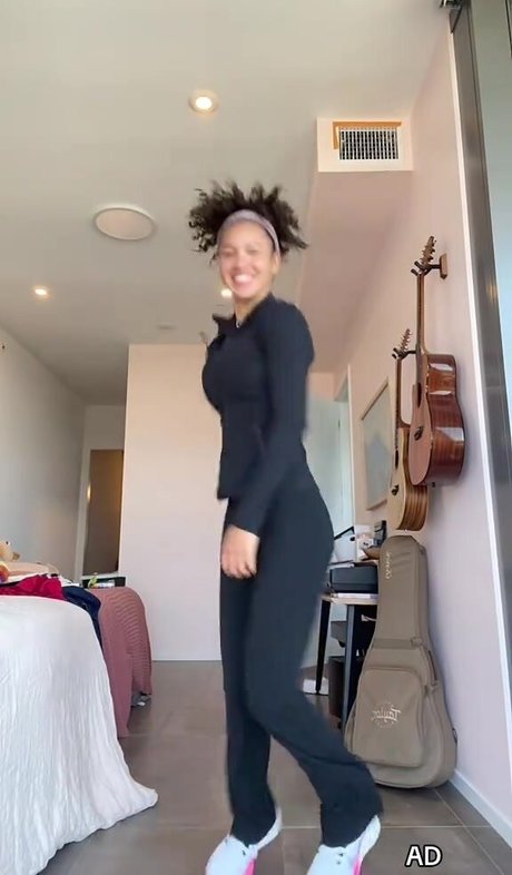 Sofia Wylie art model img