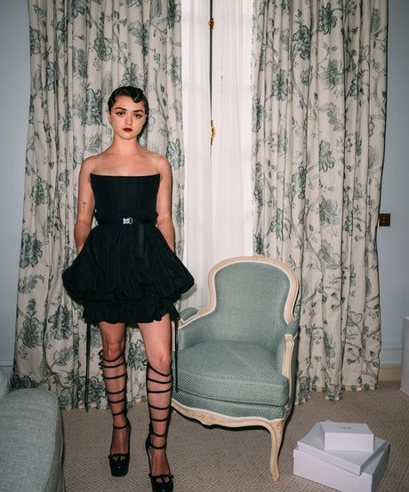 Maisie Williams star art pics