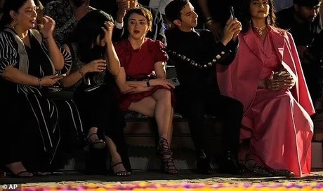 Maisie Williams erotic star picture