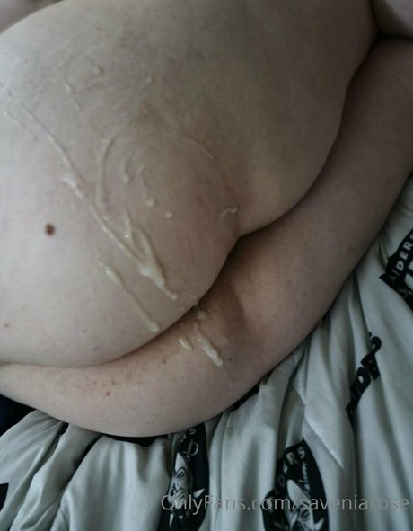 saveniarose model naked photo