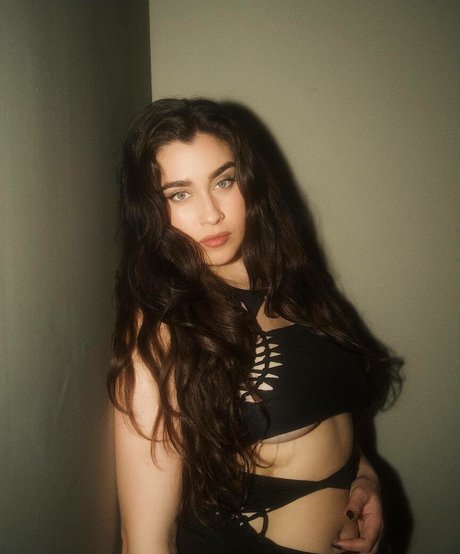 Lauren Jauregui model nice pic