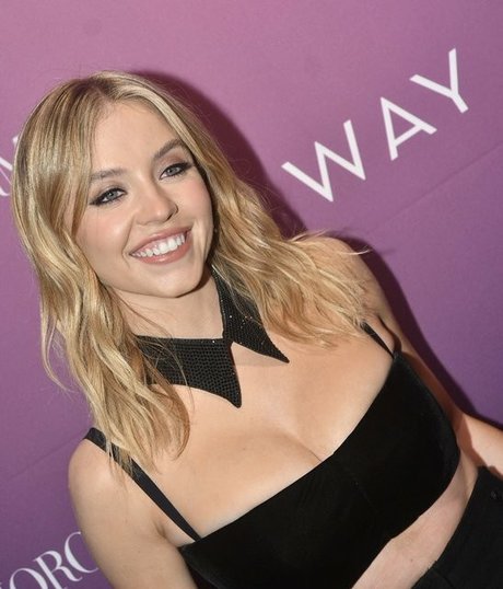 Sydney Sweeney pornographic model gallery