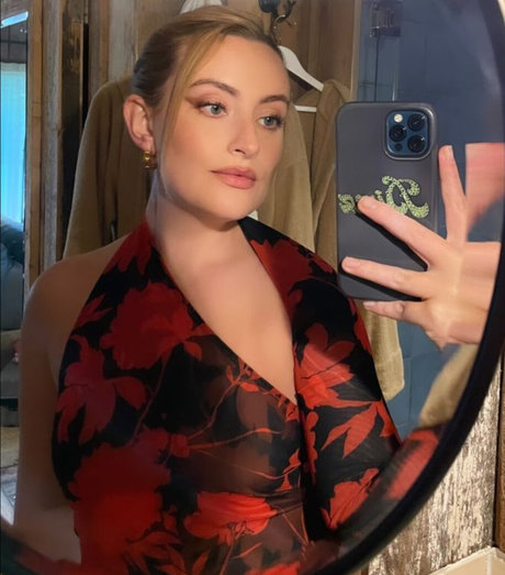 Amelia Dimoldenberg pornographic model pictures