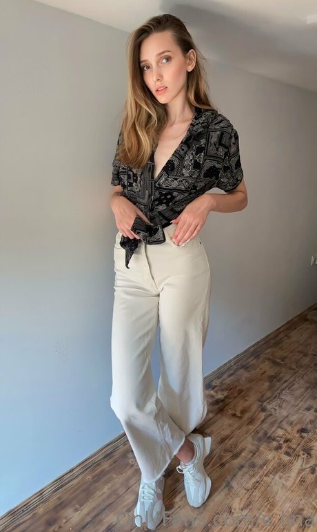 curvy nude onlyfans adult picture