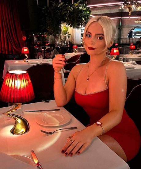 Millie Gibson model sexy pics