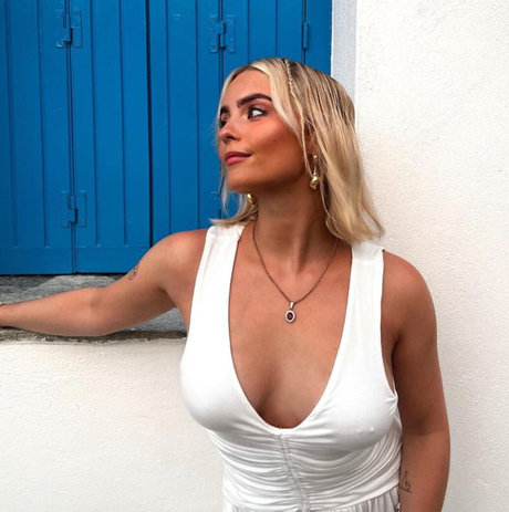 Millie Gibson model adult picture