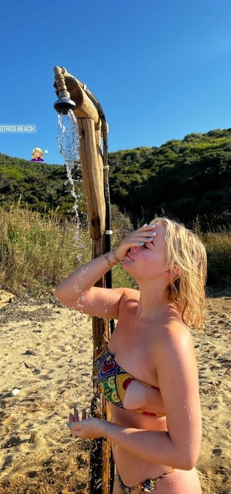 Millie Gibson erotic model gallery