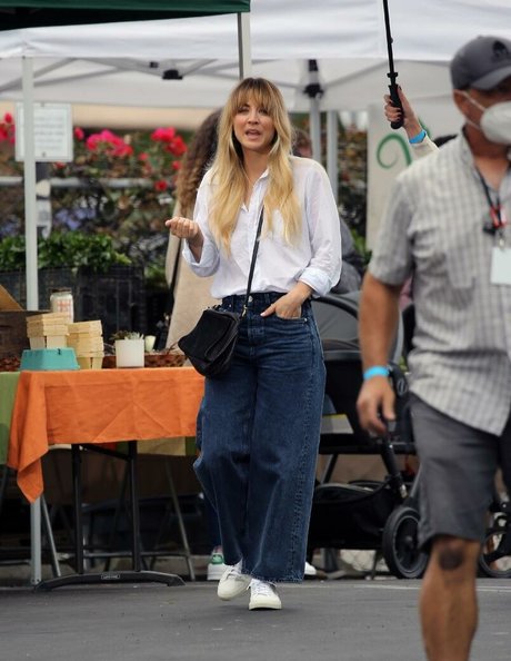 Kaley Cuoco high quality model pics