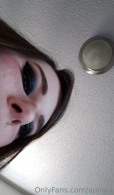 aullora beautiful model pic