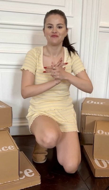 Selena Gomez model art photo