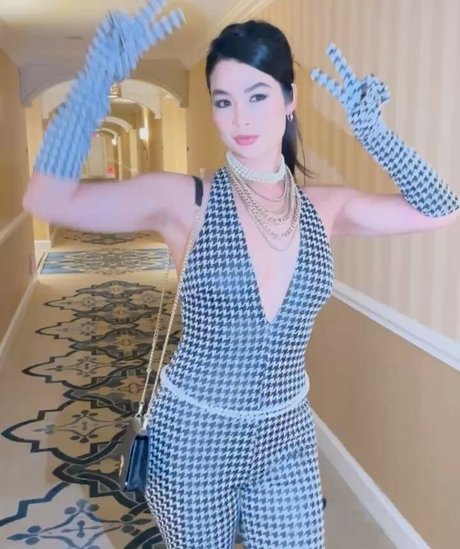 CarolineKwan model art picture