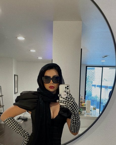 CarolineKwan star naked image