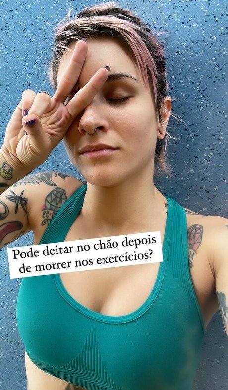 Mariana Ayres sexy actress pics