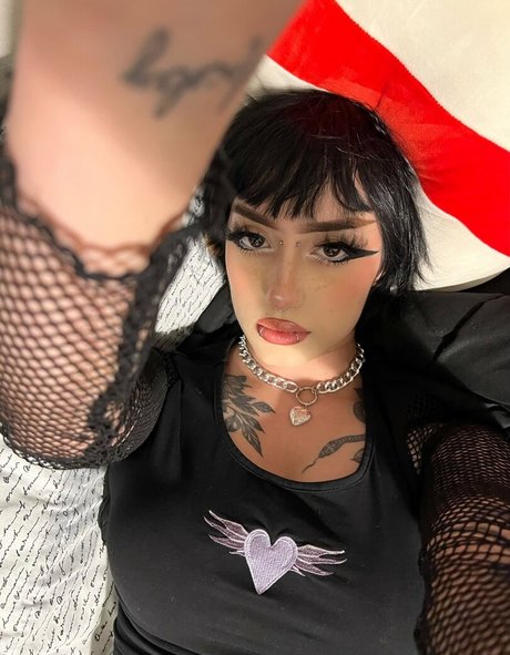 Redroomromance model nude picture