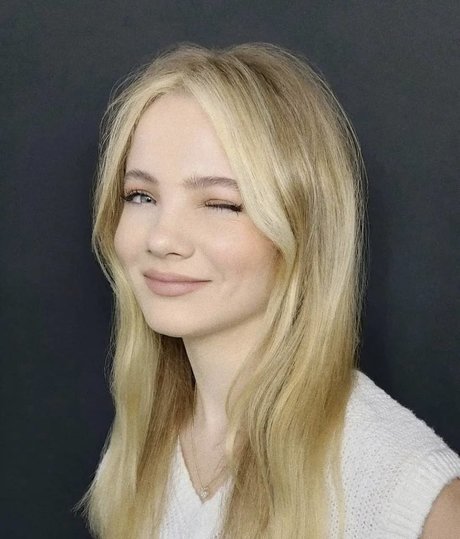 Freya Allan star nude picture