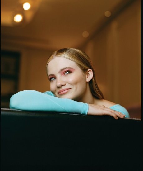 Freya Allan nudes model photo