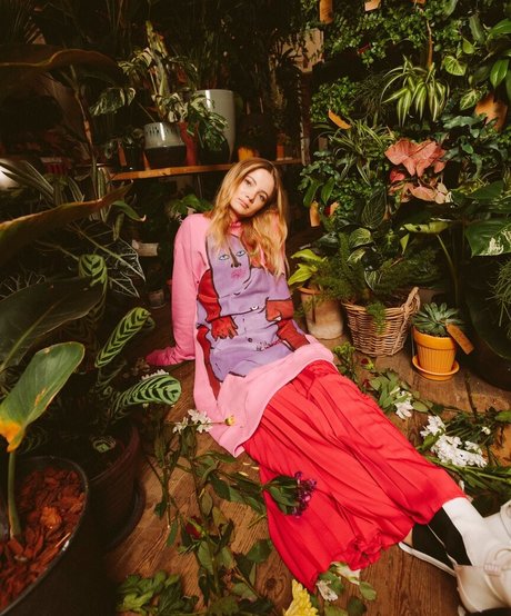 Freya Allan model erotic img