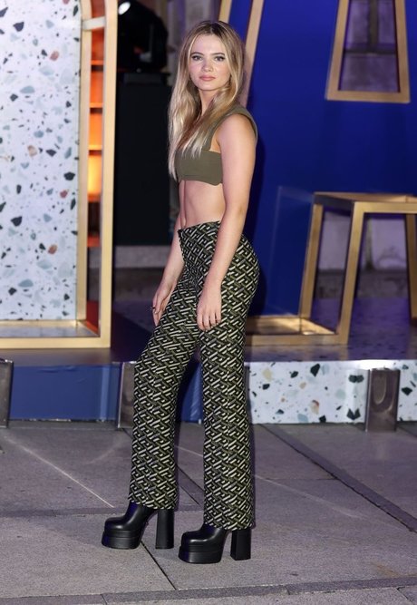 Freya Allan nude model photo