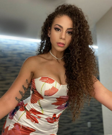 Samantha Irvin model top pics