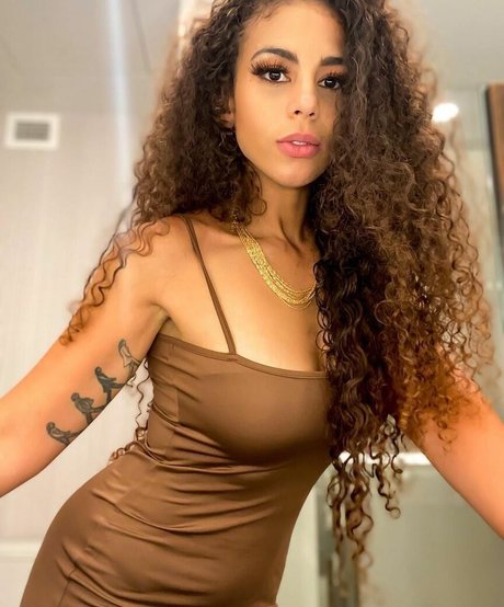 Samantha Irvin star sexy pics