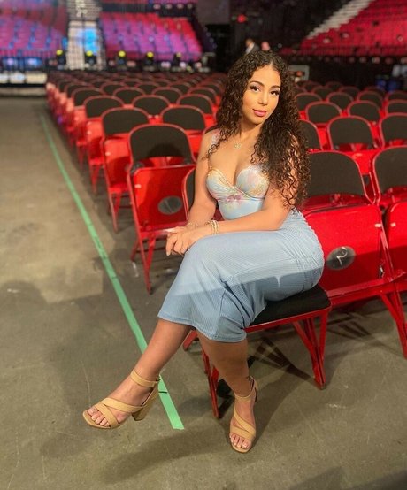 Samantha Irvin model exclusive pic