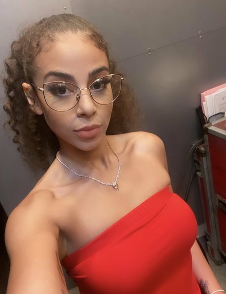 Samantha Irvin nude model image