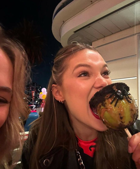 Olivia Holt star art pictures