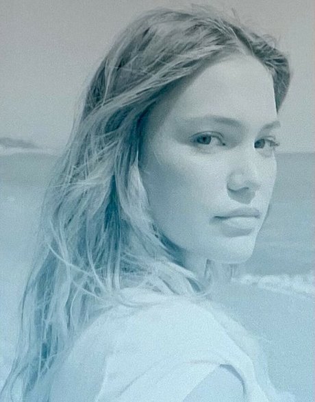 Olivia Holt star sexy image