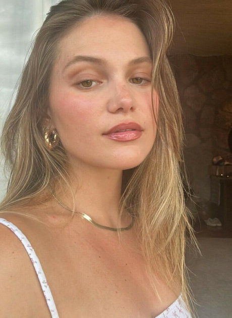 Olivia Holt high quality star photo