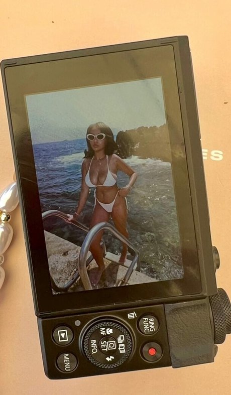 Daphne Blunt adult model images