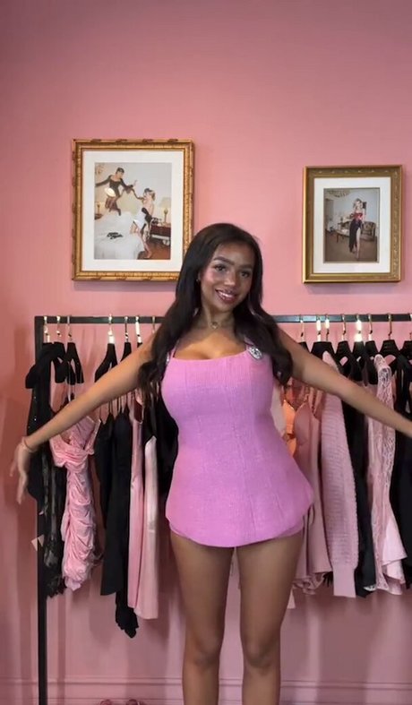 Daphne Blunt pretty star pic