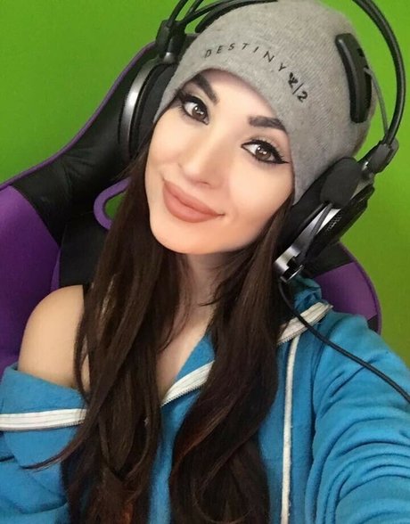 MelonieMac hd actress pic