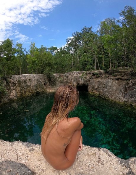 Amberleigh West nude actress pic