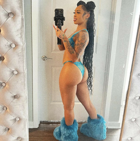 Theyluvnilla sexy model image