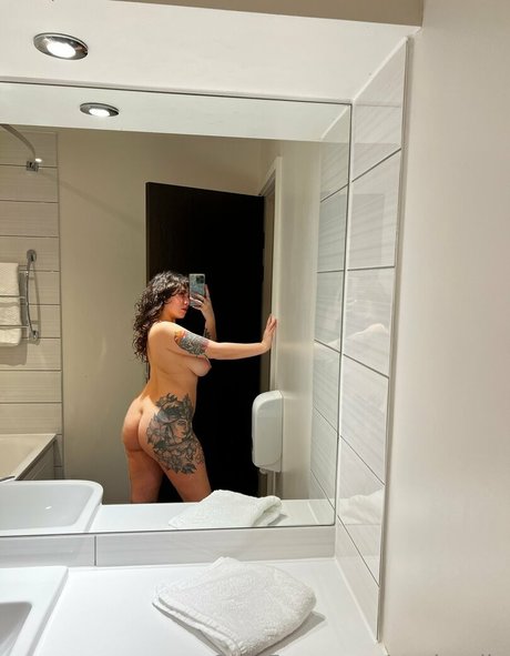 Sophoulla model nude pic