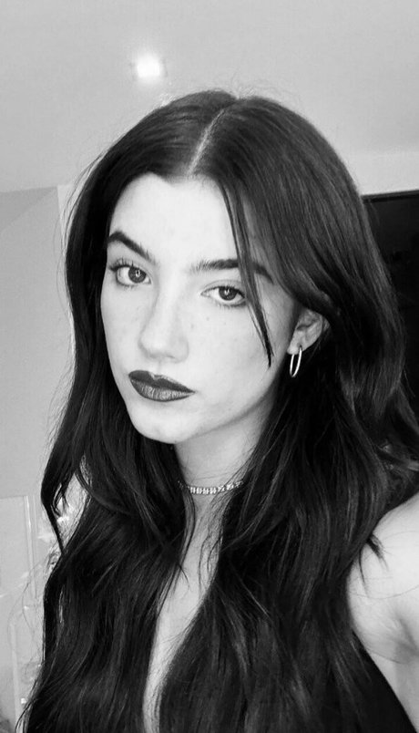 Charli D Amelio model top images